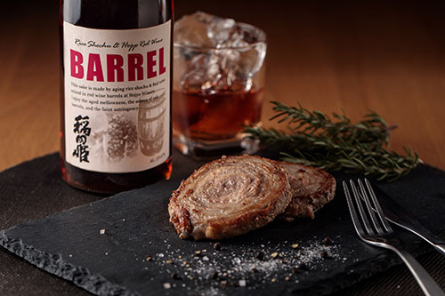 大山豚手造りロールステーキとワイン樽熟成焼酎「BARREL」のセット